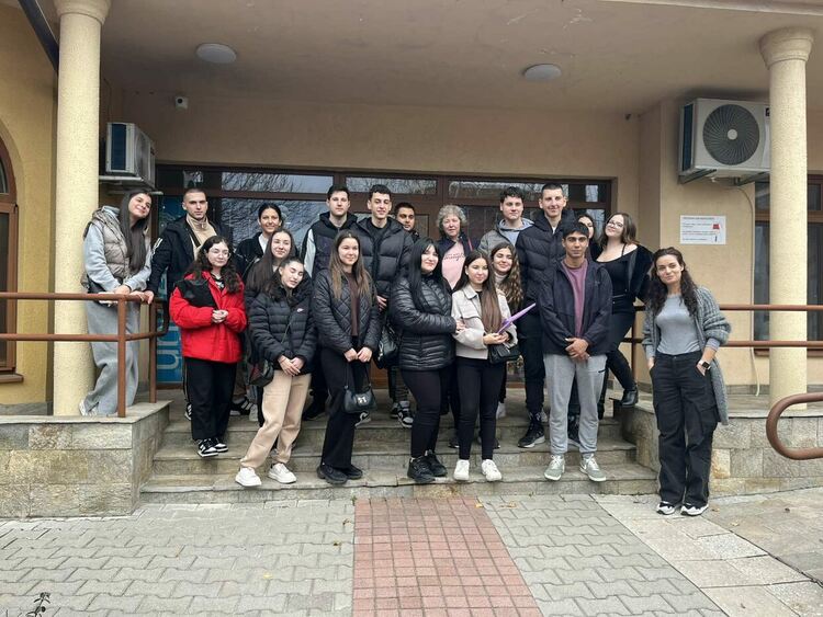 Ученици от ФСГ с благотворителен жест към децата от Общностния център