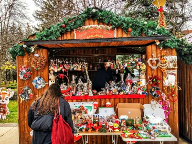 Текат последните приготовления за откриването на Коледния базар