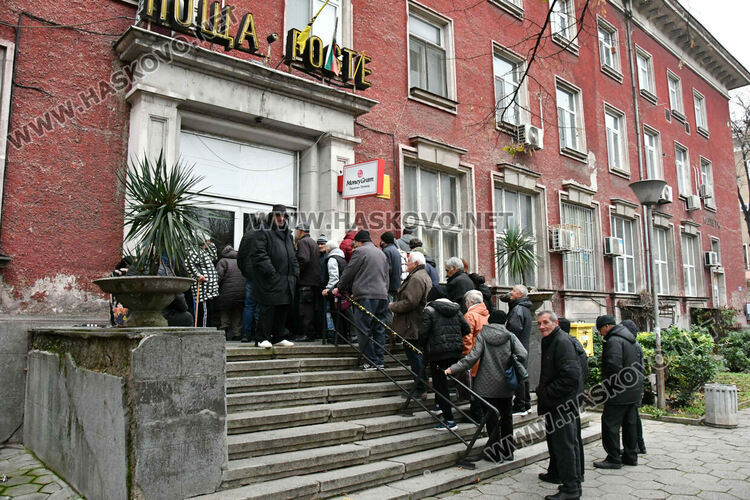 Опашки се извиха пред пощите за пенсии и коледни добавки