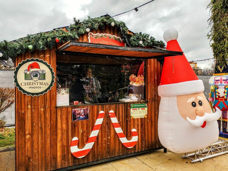 Текат последните приготовления за откриването на Коледния базар