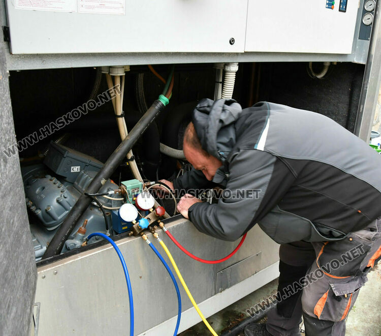 Монтираха ледената пързалка, отваря малко преди Коледа