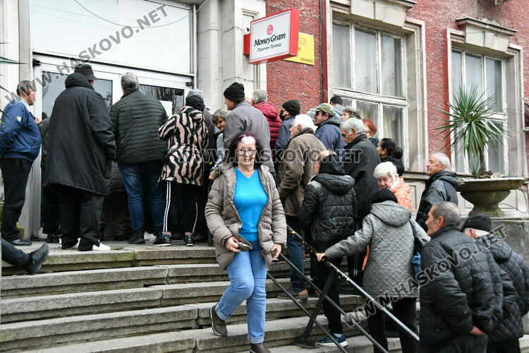 Опашки се извиха пред пощите за пенсии и коледни добавки