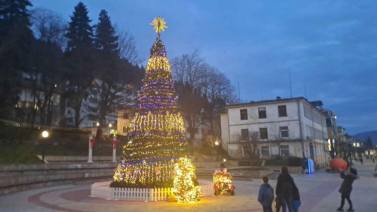 Промени в програмата за запалване на коледните светлини в Смолян заради лошото време