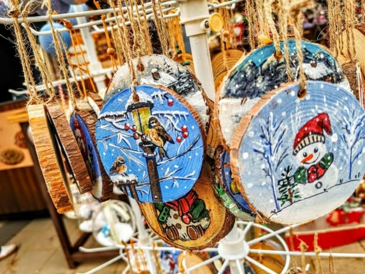 Текат последните приготовления за откриването на Коледния базар