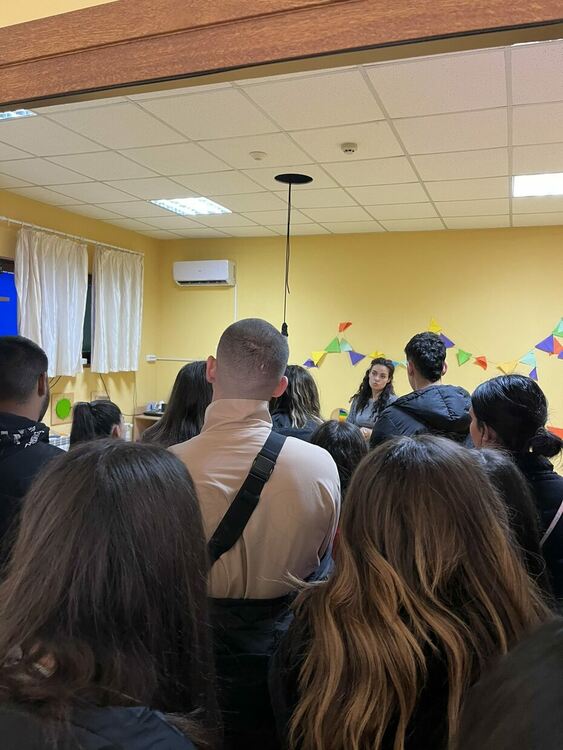 Ученици от ФСГ с благотворителен жест към децата от Общностния център