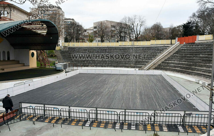 Монтираха ледената пързалка, отваря малко преди Коледа