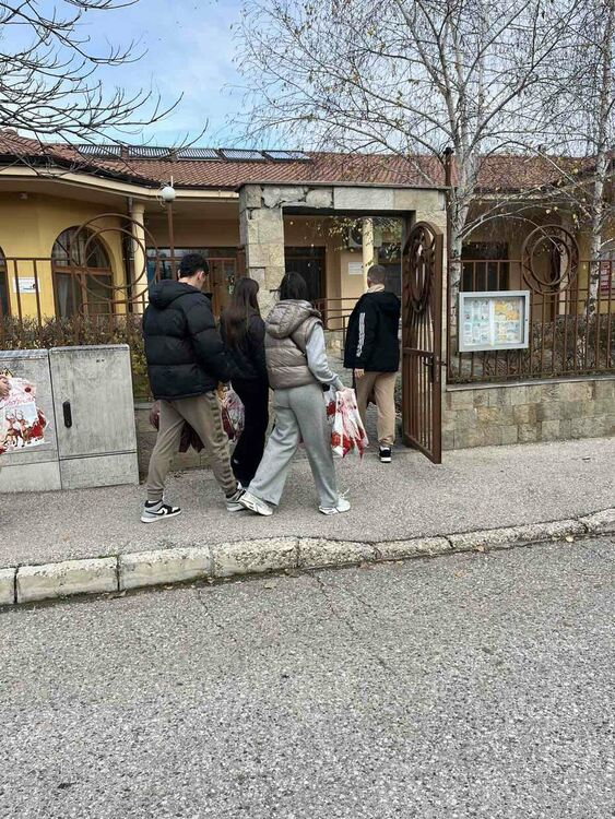 Ученици от ФСГ с благотворителен жест към децата от Общностния център