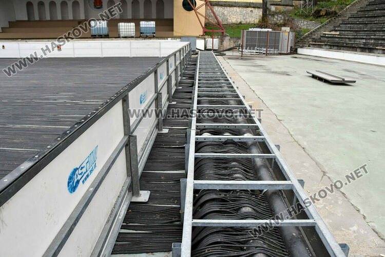 Монтираха ледената пързалка, отваря малко преди Коледа