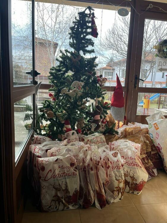 Ученици от ФСГ с благотворителен жест към децата от Общностния център