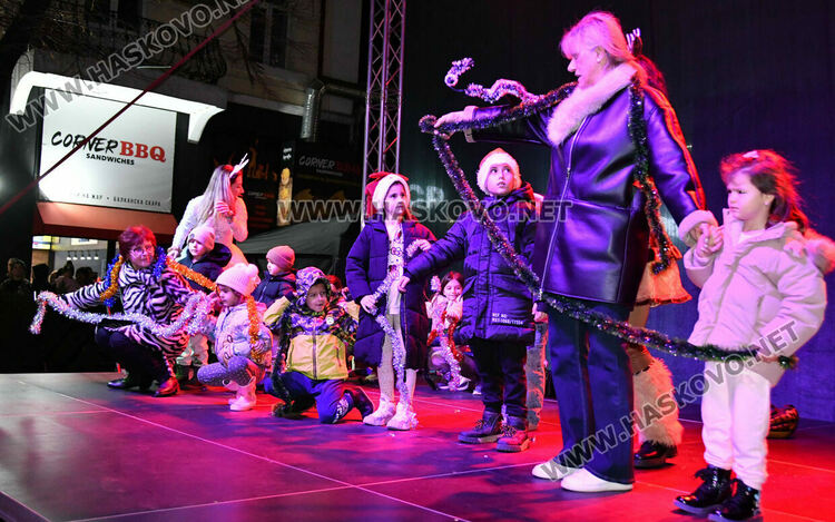 Дядо Коледа пристигна в Хасково за запалването светлините на елхата