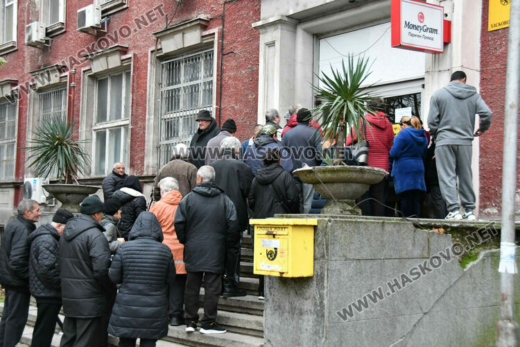 Опашки се извиха пред пощите за пенсии и коледни добавки