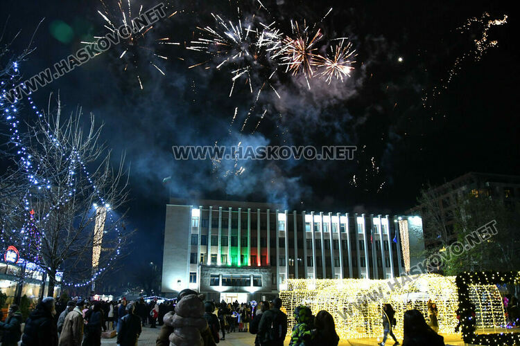 Дядо Коледа пристигна в Хасково за запалването светлините на елхата