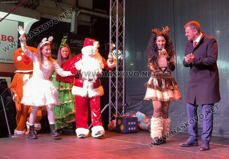 Дядо Коледа пристигна в Хасково за запалването светлините на елхата