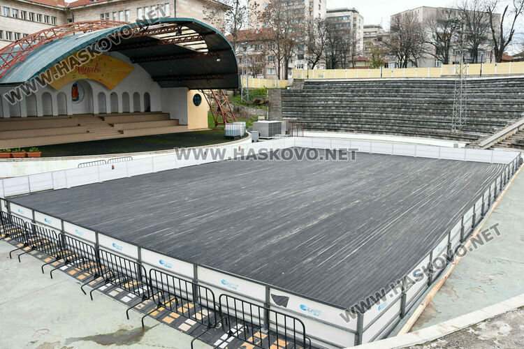 Монтираха ледената пързалка, отваря малко преди Коледа