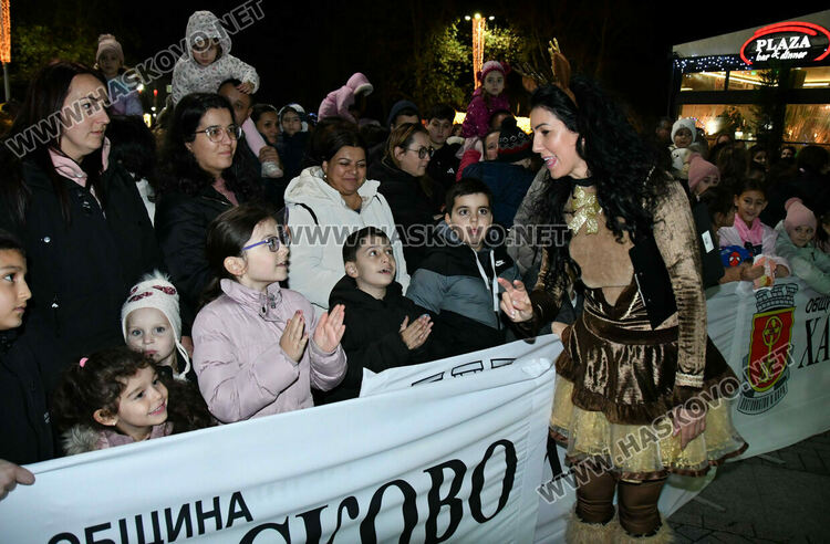 Дядо Коледа пристигна в Хасково за запалването светлините на елхата