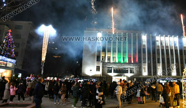 Дядо Коледа пристигна в Хасково за запалването светлините на елхата