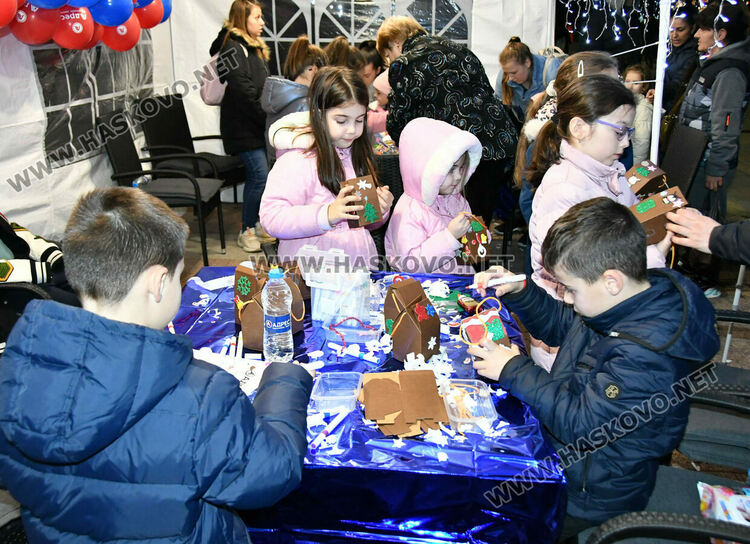 Дядо Коледа пристигна в Хасково за запалването светлините на елхата