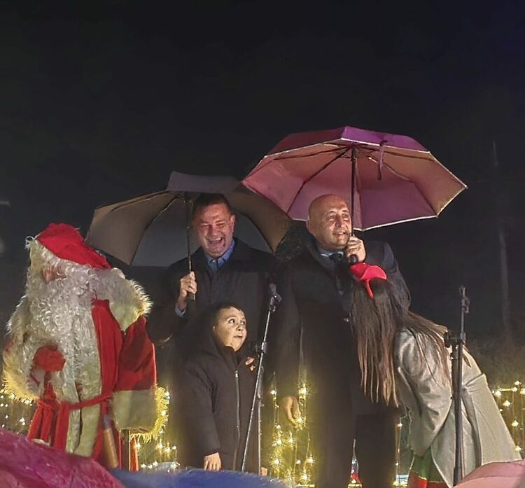 Кмет и областен управител запалиха светлините на коледната елха в Кърджали