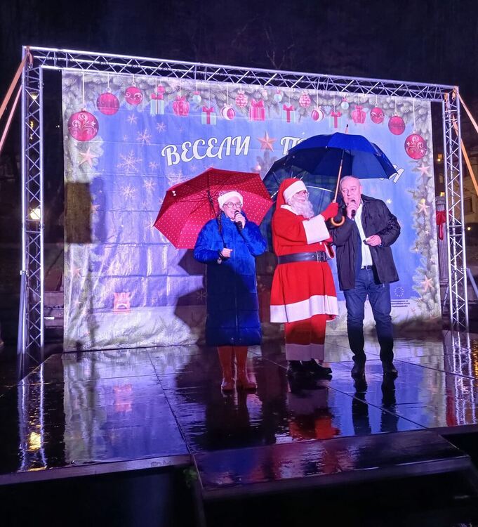 Елхата на . „Свобода“ в Смолян засия в празнични светлини въпреки проливния дъжд