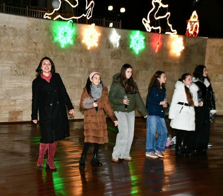 Грейнаха коледните светлини на елхата в Асеновград