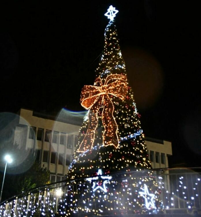 Грейнаха коледните светлини на елхата в Асеновград