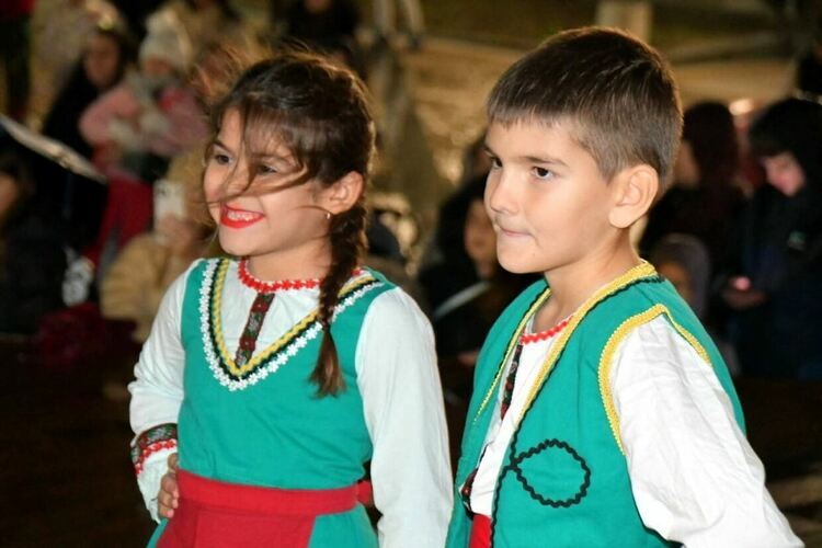 Грейнаха коледните светлини на елхата в Асеновград