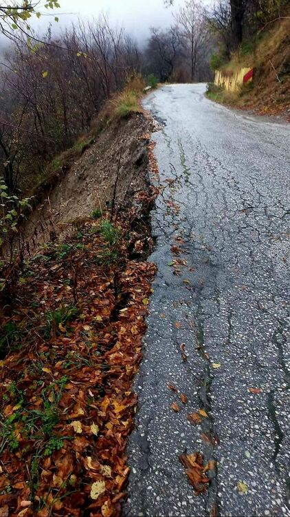 Свлачище на пътя Асеновград - Лясково