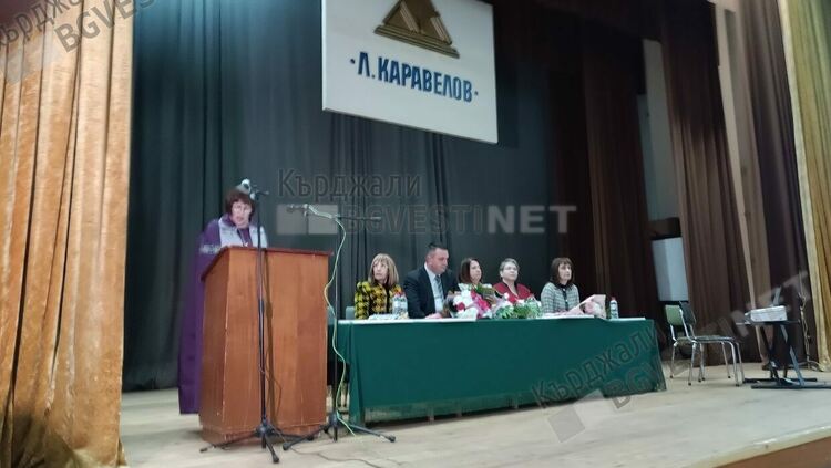 Цветя за хиляди левове от абсолвентите на Филиала за техните преподаватели