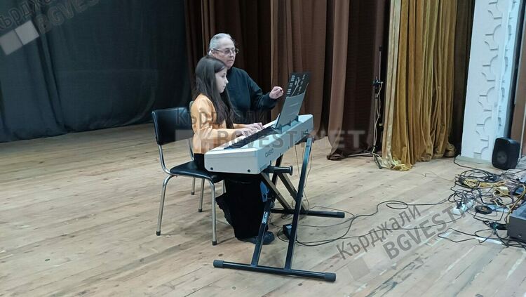 Цветя за хиляди левове от абсолвентите на Филиала за техните преподаватели