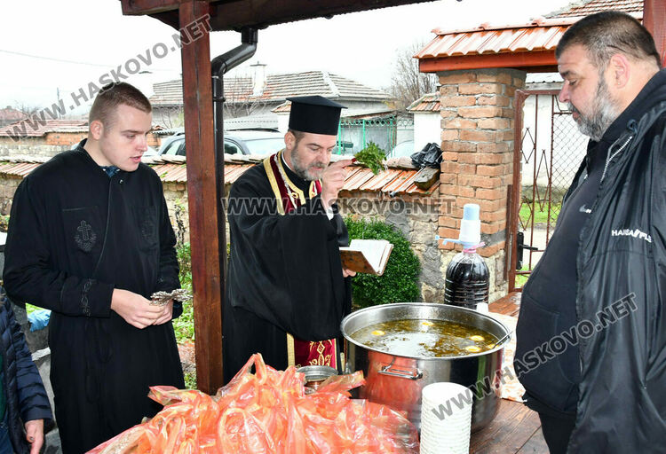 Тържествена литургия и рибен курбан на Никулден в църквата в Тракиец
