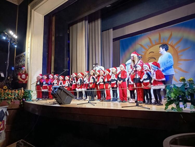 Елхата на . „Свобода“ в Смолян засия в празнични светлини въпреки проливния дъжд