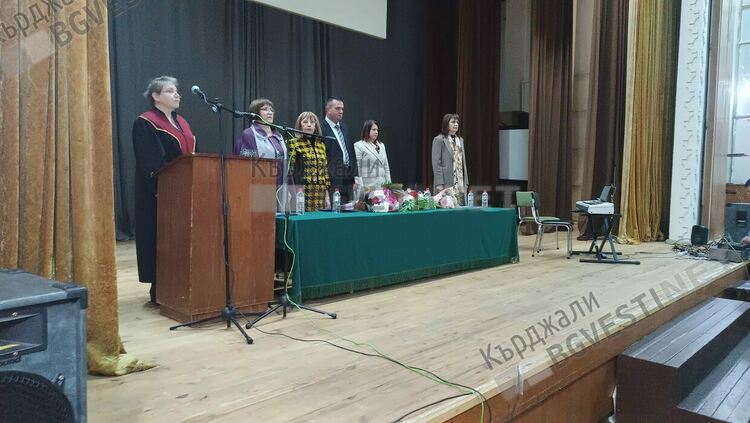 Цветя за хиляди левове от абсолвентите на Филиала за техните преподаватели