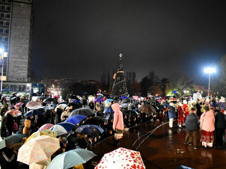 Грейнаха коледните светлини на елхата в Асеновград