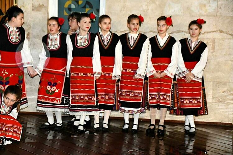 Грейнаха коледните светлини на елхата в Асеновград