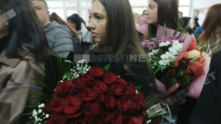 Цветя за хиляди левове от абсолвентите на Филиала за техните преподаватели