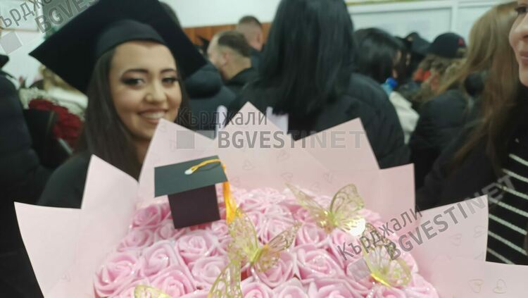 Цветя за хиляди левове от абсолвентите на Филиала за техните преподаватели