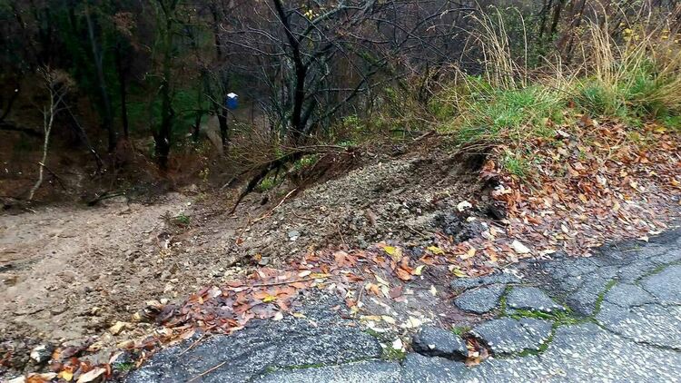 Свлачище на пътя Асеновград - Лясково
