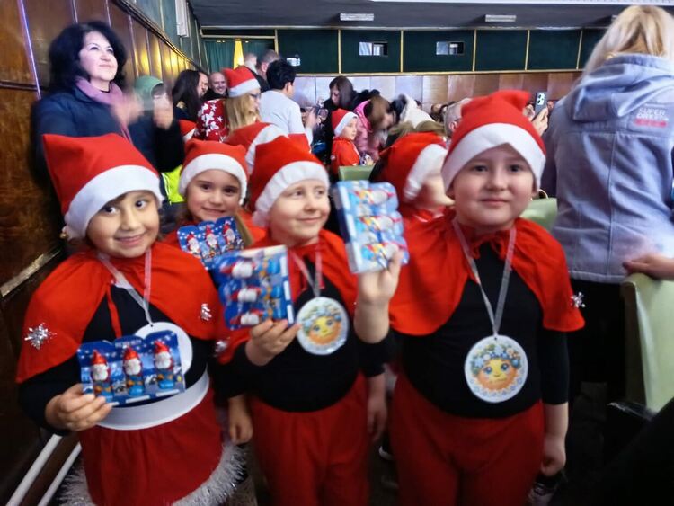 Елхата на . „Свобода“ в Смолян засия в празнични светлини въпреки проливния дъжд