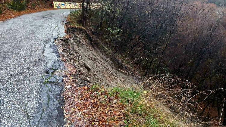 Свлачище на пътя Асеновград - Лясково