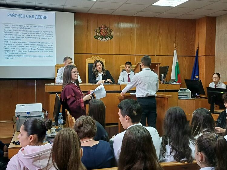Ученици от СУ „Христо Ботев“ – Девин участваха в Деня на отворените врати на Районен съд – Девин