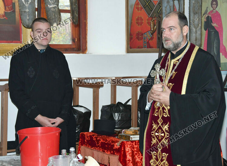 Тържествена литургия и рибен курбан на Никулден в църквата в Тракиец