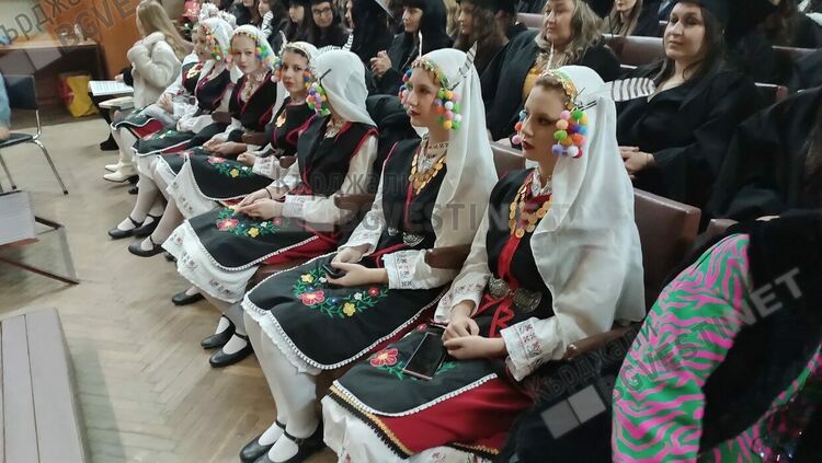 Цветя за хиляди левове от абсолвентите на Филиала за техните преподаватели