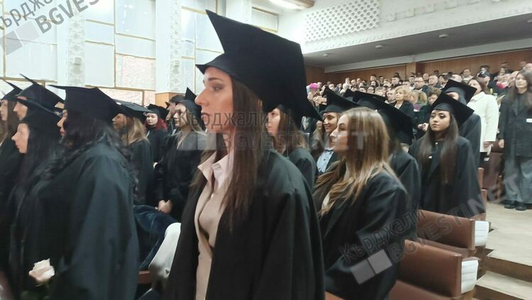 Цветя за хиляди левове от абсолвентите на Филиала за техните преподаватели