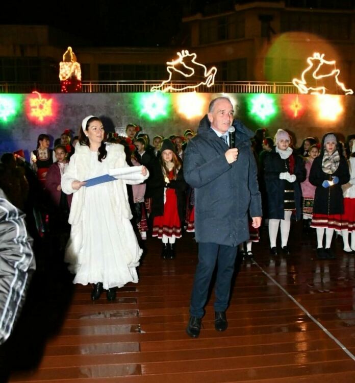 Грейнаха коледните светлини на елхата в Асеновград