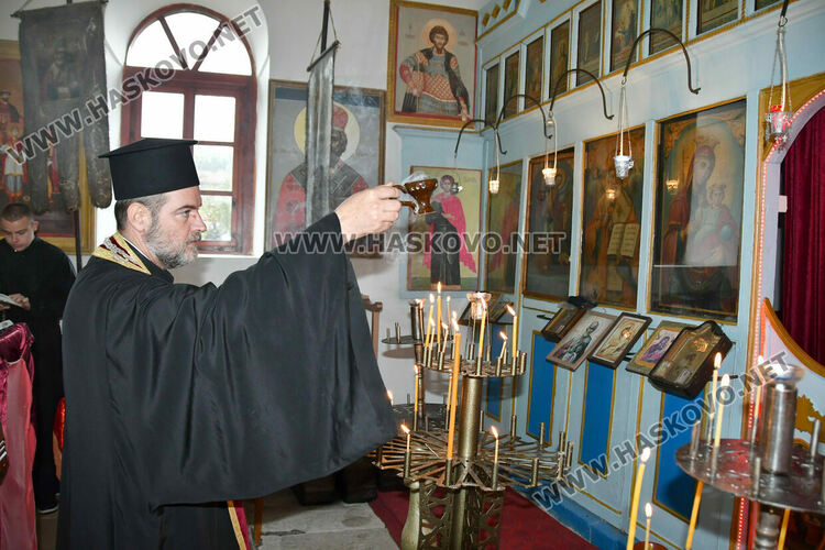 Тържествена литургия и рибен курбан на Никулден в църквата в Тракиец