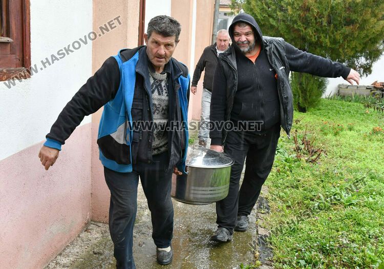 Тържествена литургия и рибен курбан на Никулден в църквата в Тракиец