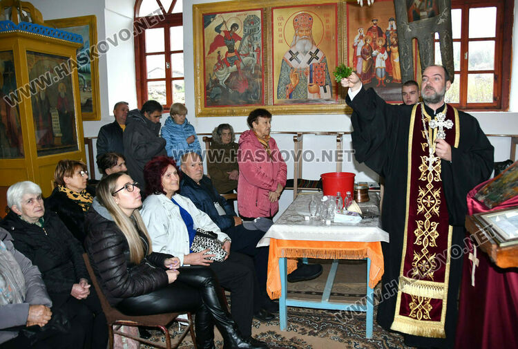 Тържествена литургия и рибен курбан на Никулден в църквата в Тракиец