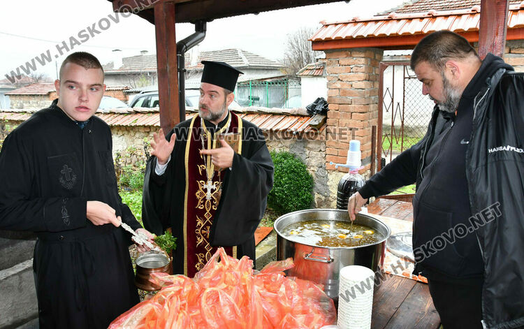 Тържествена литургия и рибен курбан на Никулден в църквата в Тракиец