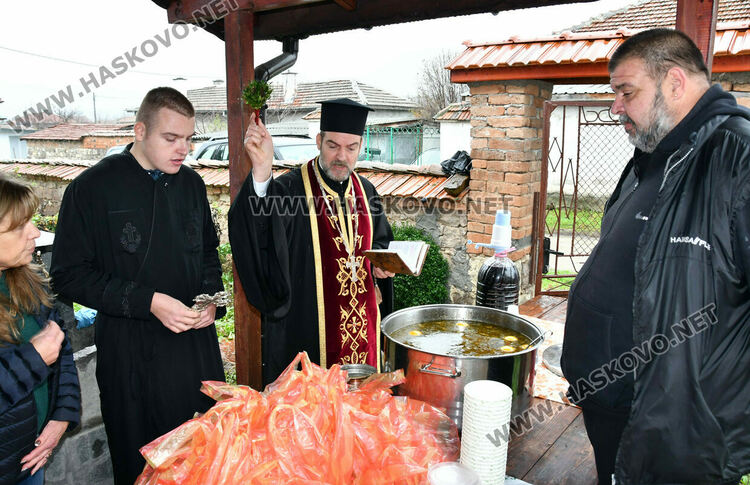 Тържествена литургия и рибен курбан на Никулден в църквата в Тракиец
