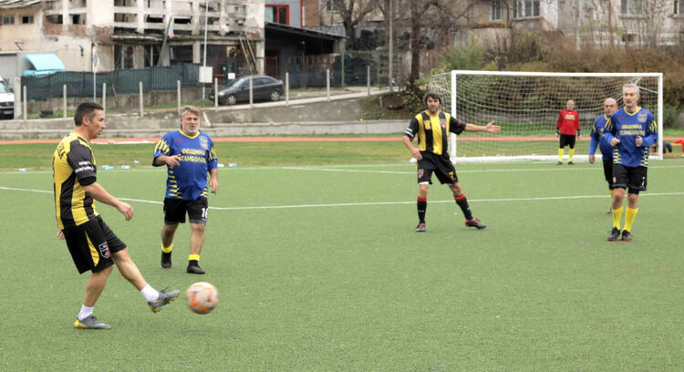 Футболни ветерани се забавляваха на стадион „Младост“